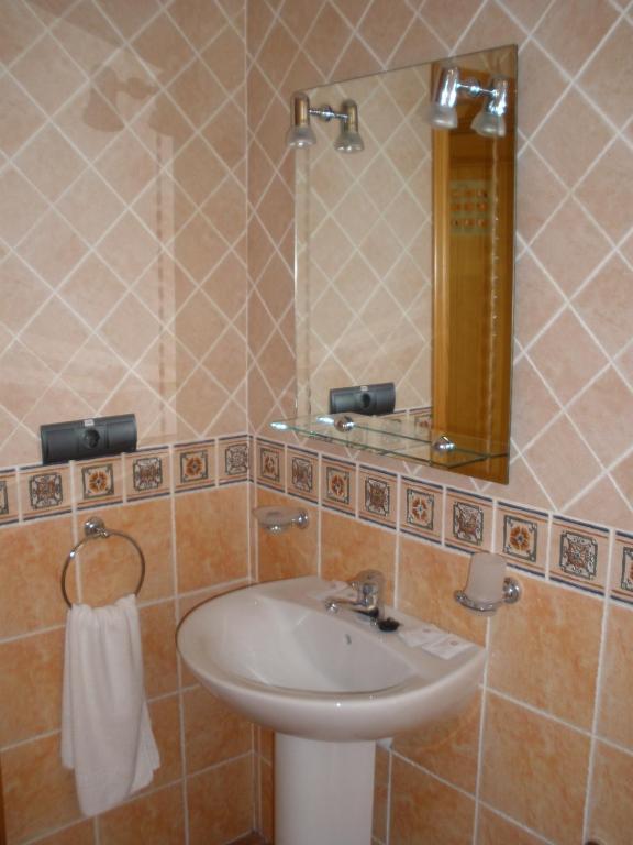 Hotel Restaurante Vinas Viejas Fuentes de Ayodar Room photo